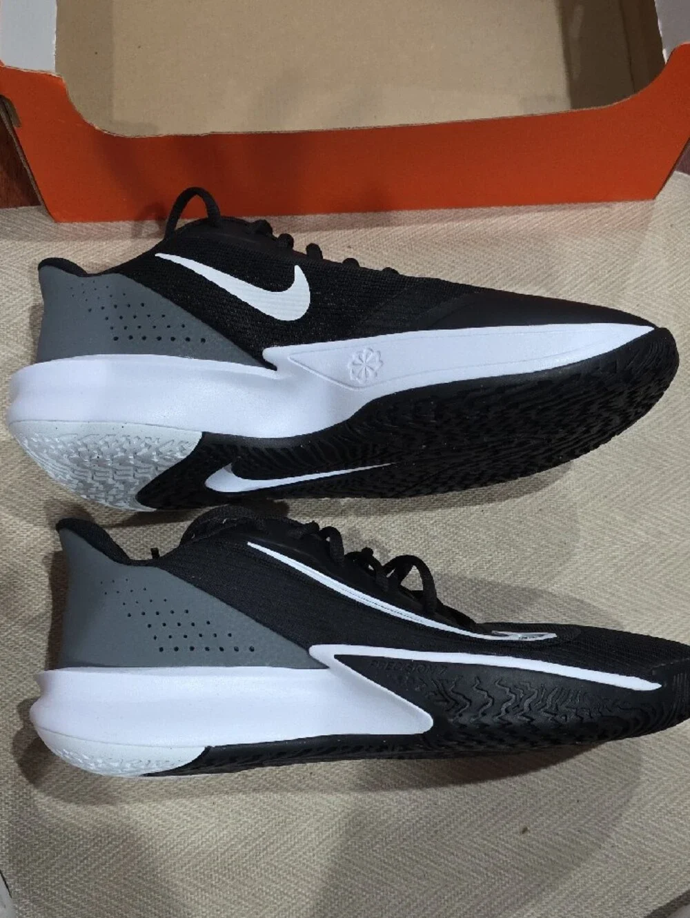 NWB Men’s size 9 Nike Precision VII Sneakers